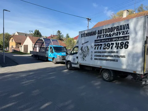 Dva vozy u domu při větším stěhování