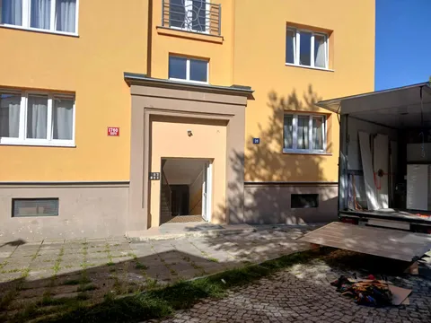 Dokončené stěhování, vyložený a uklizený vůz