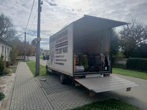 Stěhovací vůz Petr & Pavel s otevřeným hydraulickým čelem připravený k nakládce