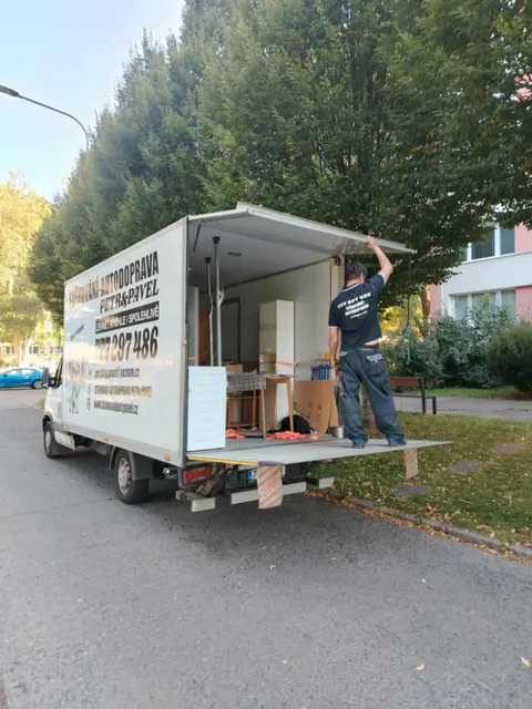 Přenášení nábytku při stěhování rodinného domu