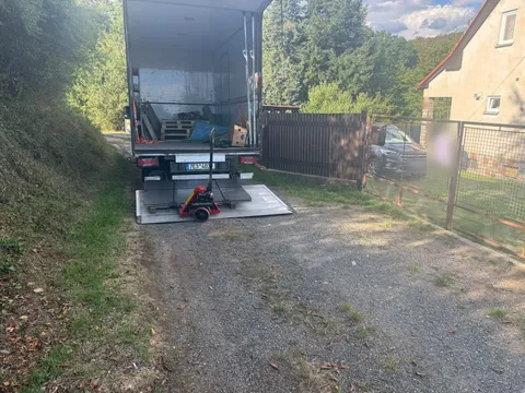 Hydraulické čelo stěhovacího vozu s paletovým vozíkem při vykládce