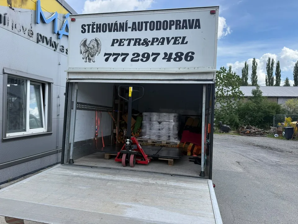 Paleta se zbožím a paletový vozík ve stěhovacím voze Petr & Pavel