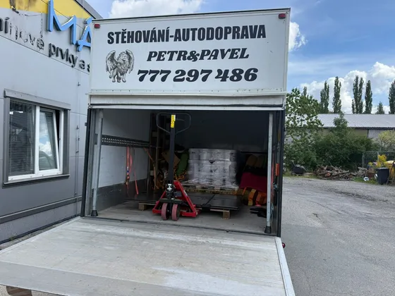 Autodoprava: paleta se zbožím a paletový vozík ve stěhovacím voze Petr & Pavel