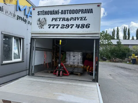 Autodoprava: paleta se zbožím a paletový vozík ve stěhovacím voze Petr & Pavel