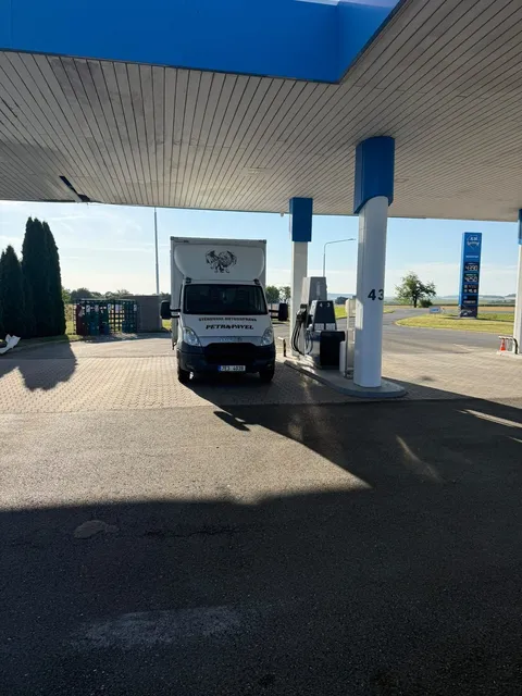 Stěhovací vůz na čerpací stanici cestou k zakázce
