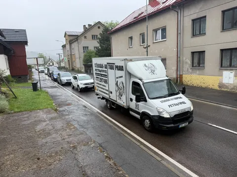 Stěhovací vůz na mokré vozovce po dešti