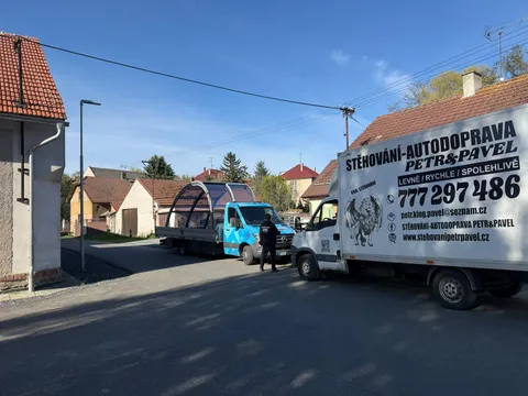 Stěhovací vůz na návsi vesnice