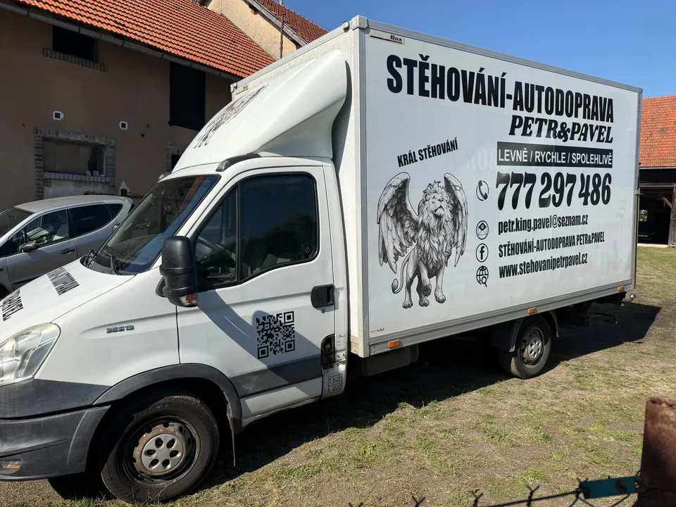 Stěhovací vůz Petr & Pavel s polepem a telefonním číslem, stěhování v Chvaleticích