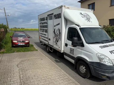 Stěhovací vůz na dlážděné příjezdové cestě