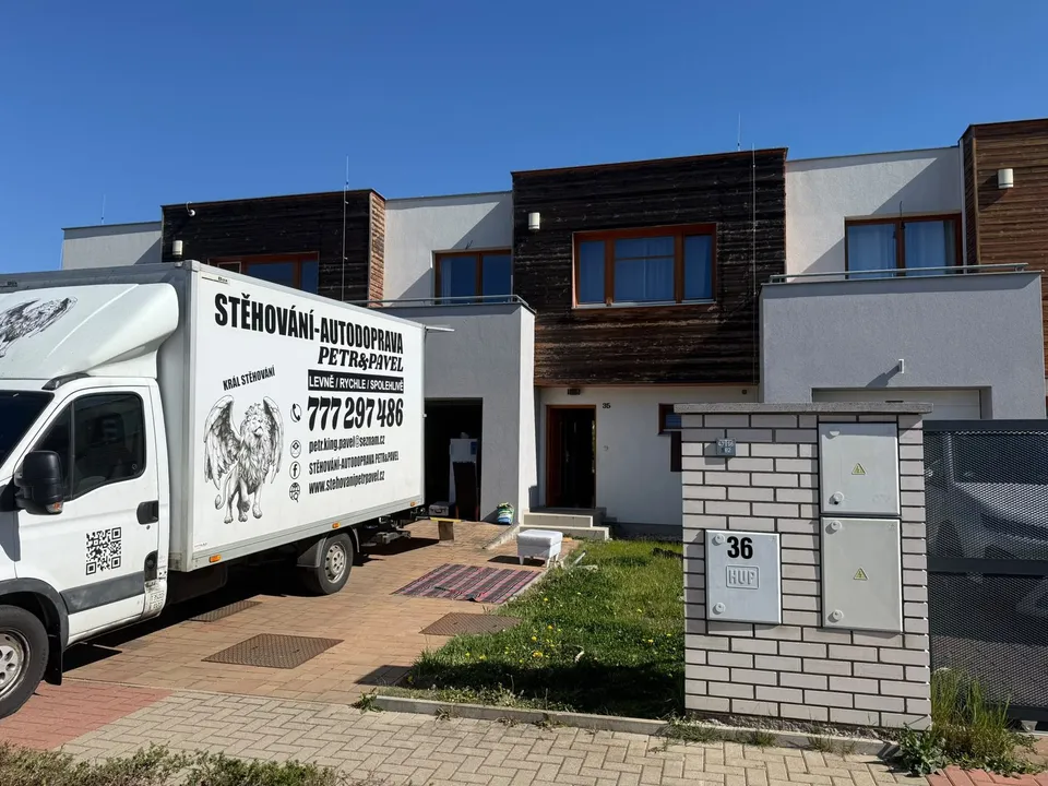 Stěhovací vůz u moderního rodinného domu, stěhování v Čáslavi