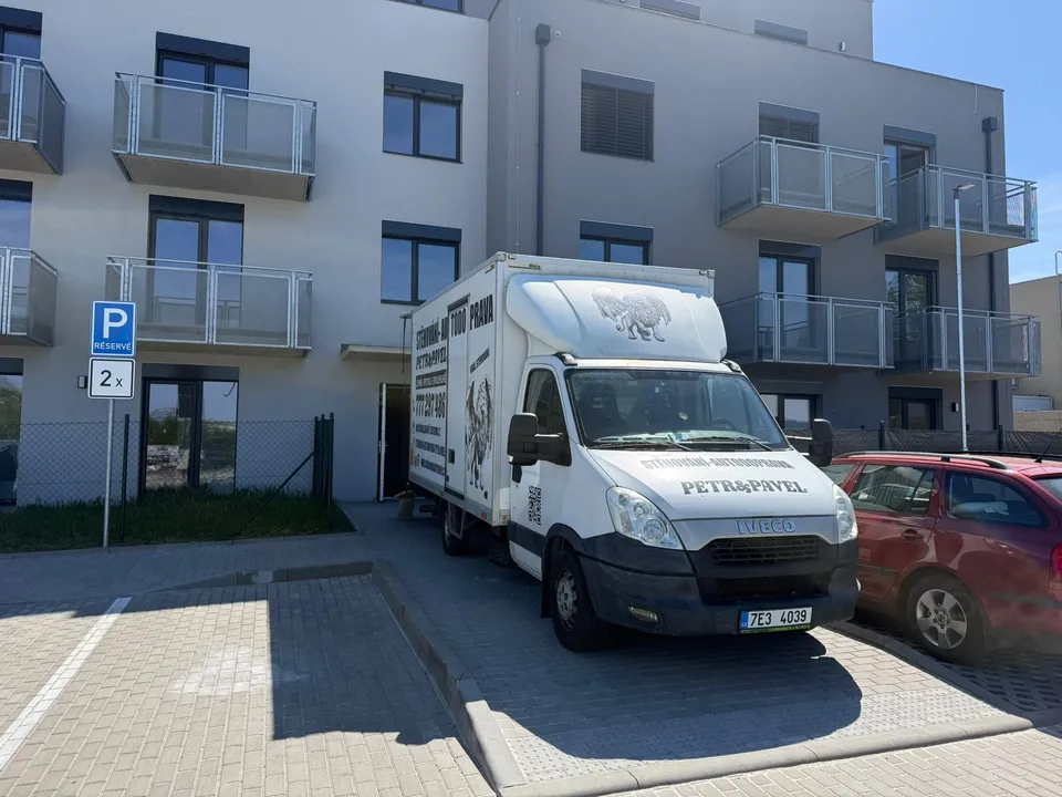 Stěhovací vůz Petr & Pavel u novostavby, stěhování v Říčanech